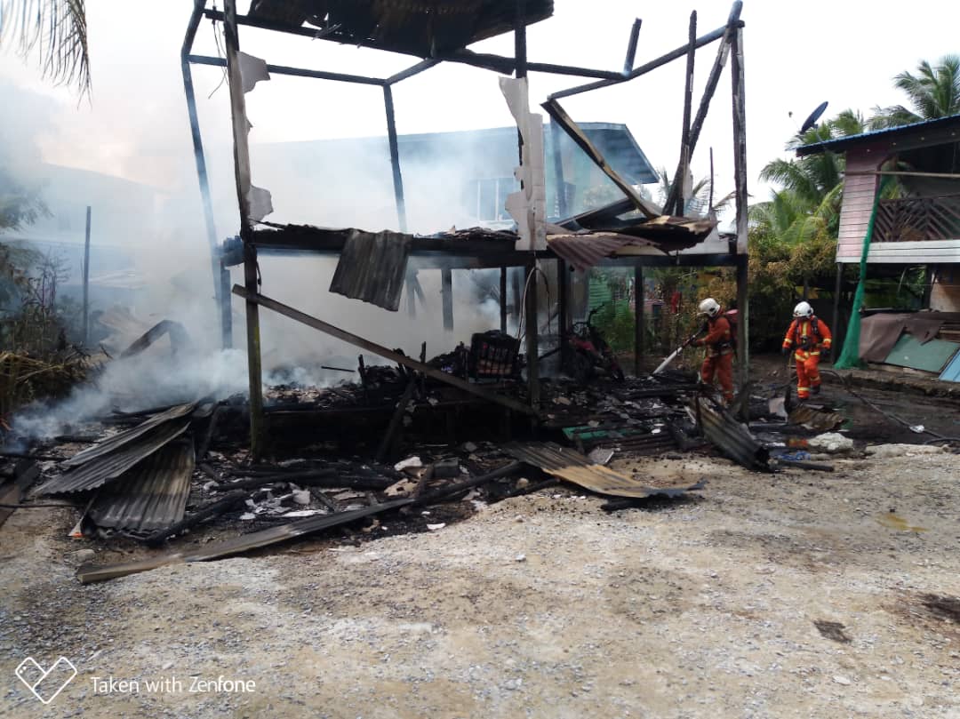 Wooden House Completely Destroyed In Afternoon Fire | DayakDaily