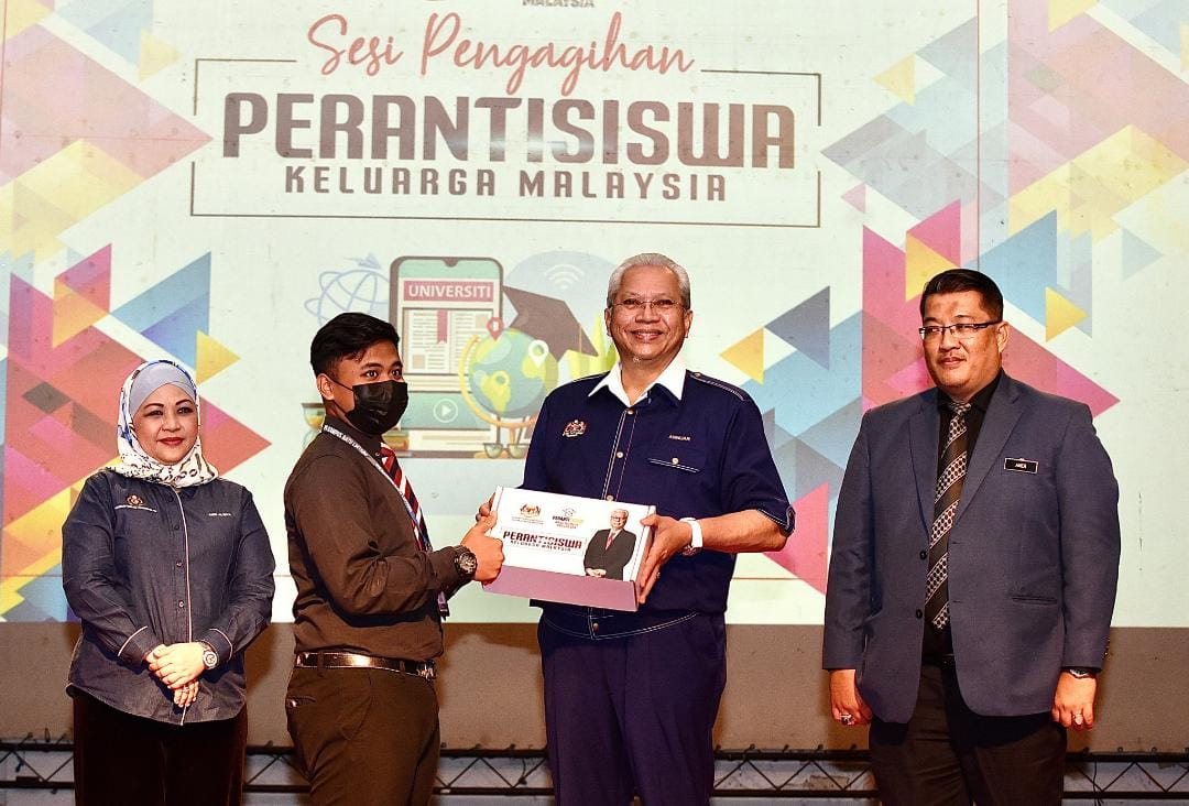 411 Sarawakian students receive one-off PerantiSiswa package ...