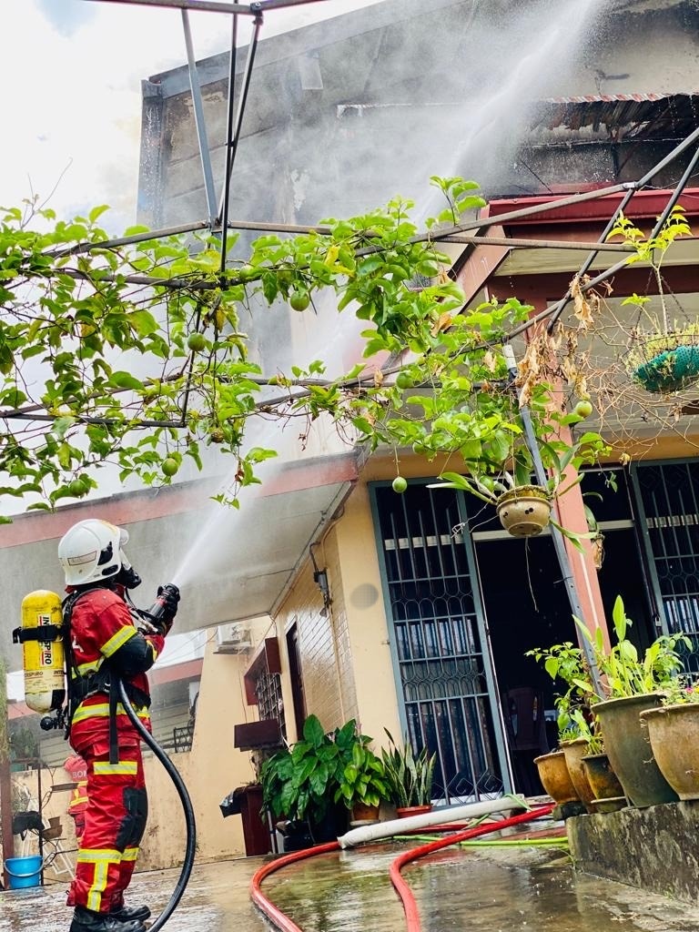 Wanita Warga Emas Terjun Rumah Selamatkan Diri Dalam Kebakaran | DayakDaily