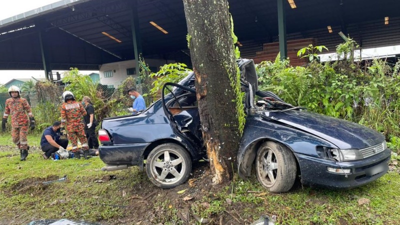 21yo Driver Killed After Car Collides With Tree At Demak Laut ...