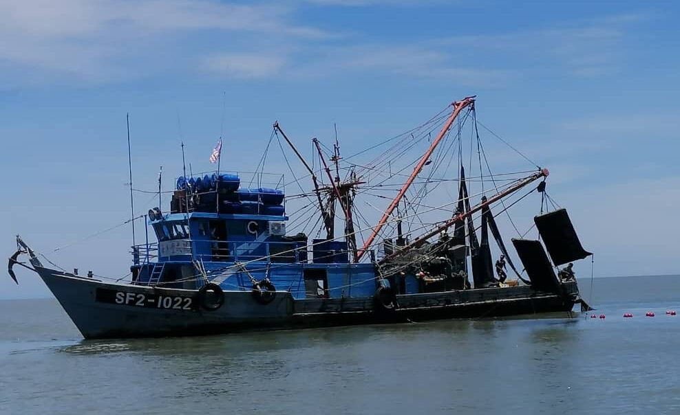 Maritim Malaysia Tahan Bot Nelayan, Disyaki Menangkap Ikan Di Zon Yang ...